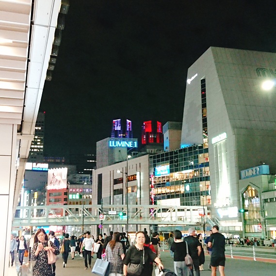 新宿駅前から見る都庁のライトアップ紅白